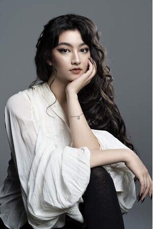 日本とレバノンにルーツを持つオルタナティブ・シンガーソングライター Sarina が初EP「Foreword」をリリース。水中撮影に挑んだ新曲MVも公開。