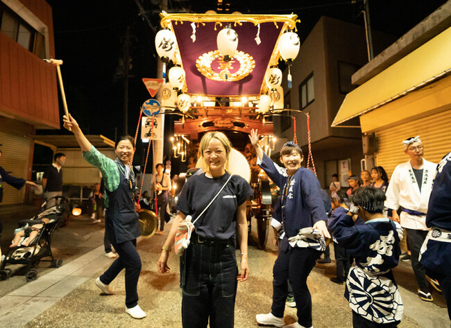 アーティスト・NakamuraEmiが”日本一やかましい祭“石取祭を体験！飛び入り参加で太鼓を叩くハプニングも！
