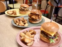 暑い季節こそ辛いバーガーが美味しい！台東区のクラフトバーガー店が真夏のカレーフェア開催