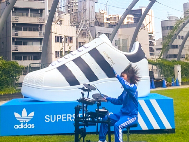 アディダス ジャパン（株）よりSUPERSTARの新モデル「SUPERSTAR XLG」が登場、プロモーションにアーティストの青空フミが抜擢！