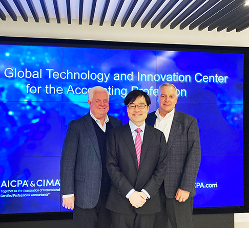 米国公認会計士（U.S.CPA）試験実施機関である米国公認会計士協会（AICPA)のマイケル・A・デッカー氏およびリチャード・ギャラガー氏と、アビタス宇坂の鼎談記事を公開