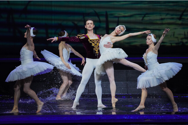 ウクライナ・グランド・バレエ初来日！「SWAN LAKE ON WATER」有楽町で開幕！