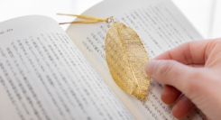 本を開けるたび出会える、金箔の葉っぱの栞「GOLDLEAF bookmark」誕生