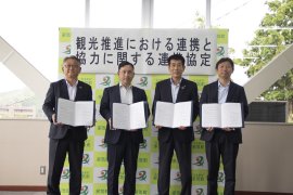 2023年8月10日(木)に三重県多気町で行われた締結式の様子。 (左から)三十三銀行の坂元様、エヌズ社の秋山、多気町の久保町長、ヴィソン社の立花様 2023年8月10日(木)に三重県多気町で行われた締結式の様子。 (左から)三十三銀行の坂元様、エヌズ社の秋山、多気町の久保町長、ヴィソン社の立花様