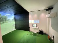 東京都内の会社が自社オフィス内にシミュレーションゴルフ用BenQ短焦点レーザープロジェクター「LU935ST」を導入　～ 福利厚生の一環として会社にゴルフシミュレータールームを構築 ～
