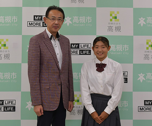 高槻市の島村椛稟さんが水泳の全国大会出場を市長に報告