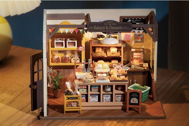 LEDライトが照らす小さなお店、「つくるんです(R)」からミニチュアハウスキット『森のベーカリー』『キャンディハウス』が新登場！