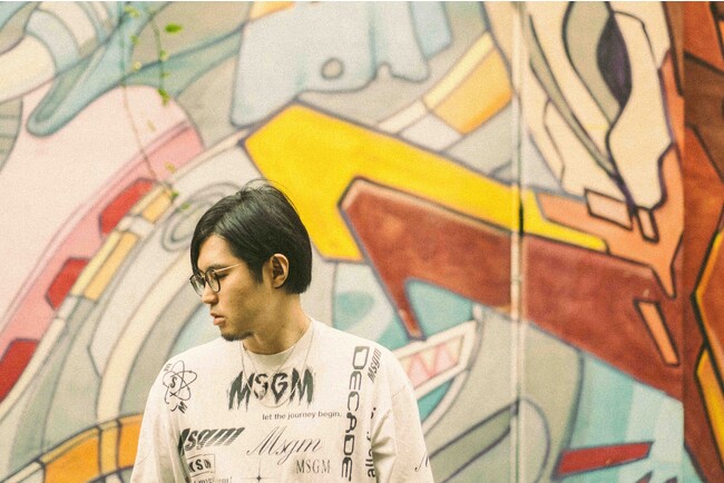 leiftが初のコラボレーション楽曲『Peel』をリリース。第一弾はmiidaを迎えた晩夏のチル・シティポップ。マリオット系列のホテルライブで初披露し、ハイレゾ音源でのNFTバージョンもリリース。