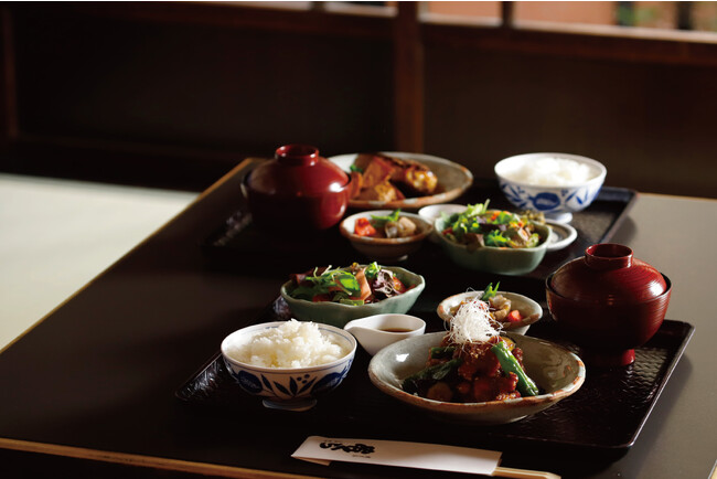 【焼き鳥 串くら】8月21日(月)より、お昼の献立『本日の日替わり定食』をリニューアル。築百有余年の京町家で味わう、料理人の技と趣向を凝らした鶏料理をお愉しみください。