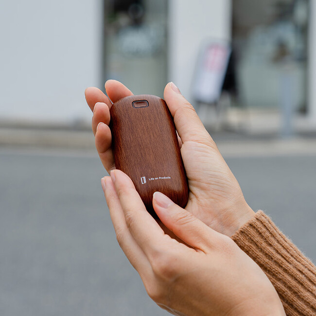 使い捨てないサステナブルな商品として、昨年注目を浴びたエコカイロがデザインを一新。2023年冬の新作「使い捨てないカイロ」がLife on Products（ライフオンプロダクツ）から新発売。