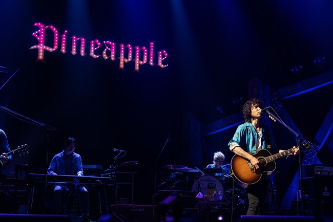 斉藤和義、22枚目のオリジナルアルバム『PINEAPPLE』を引っ提げて開催された全国ツアーの模様を、WOWOWプラスで8/27(日)テレビ初独占放送＆配信！これに先駆けてライブレポートが到着！