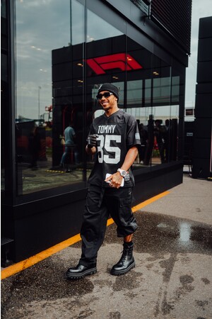 F1ドライバーのジョージ・ラッセルとルイス・ハミルトンがザントフォールトグランプリでトミー ヒルフィガーとトミー ジーンズを着用