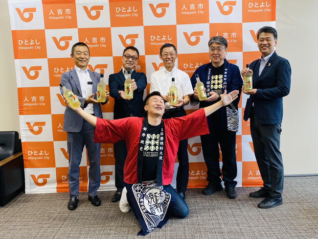 熊本県 人吉・球磨地域の”球磨焼酎”×“笑い”で地方創生の吉本興業オリジナルブレンドの球磨焼酎「感じる樽神輿イヤ～ん」が誕生!!