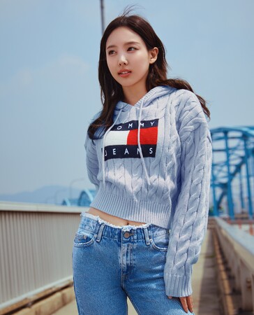 トミー ヒルフィガー、トミー ジーンズ 2023年FALLコレクションのブランドアンバサダーに2シーズン目となるナヨンの起用を発表