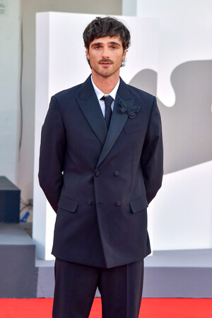 ヴェネチア国際映画祭にて、ジェイコブ・エロルディら数々のセレブリティがヴァレンティノのルックを着用し登場｜9月5日最新情報