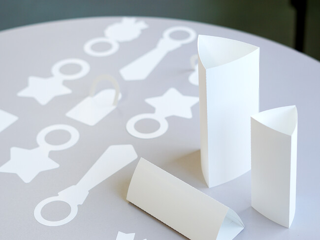 印刷会社なのに印刷しない？MUJI-DEPO+のマイクロミシン入り無地アイテムに新商品「ネックPOP」&「スタンドPOP」が登場！自由なデザインで個性的な販促を。