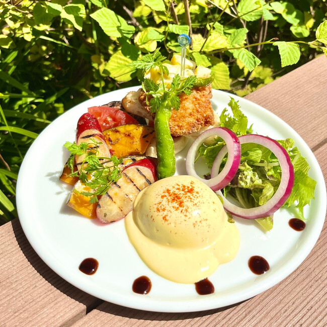 【名古屋市中区・久屋大通公園】【エロイーズカフェ名古屋店OPEN3周年記念】期間限定メニュー「三河湾産真鯛のフライと秋野菜のエッグベネディクト」「巨峰のキティ」を発売｜エロイーズカフェ名古屋店
