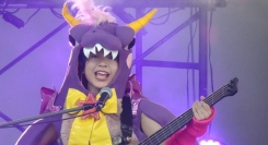 ちぃたん☆KISS～愛のROCK BAND～ベースの「もあちゃん」。3次元にキュートなドロップキック？！