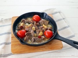 にんにくしょうゆ香る!牛ステーキの黒アヒージョ にんにくしょうゆ香る!牛ステーキの黒アヒージョ