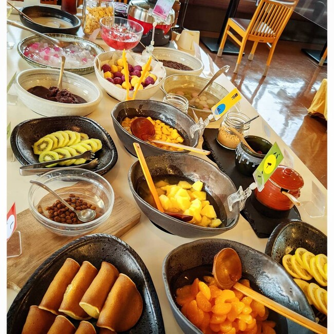 人気No.1商品のあん巻きの皮も食べ放題。お亀堂藤沢店で開催される3日間の感謝セールで、あんみつバーが限定復活