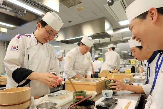 ＜辻調理師専門学校×海外教育機関　連携活動＞今年も韓国の彗田大学校・慶熙大学校の学生が来校「日本料理短期研修」を実施、和菓子授業も要望