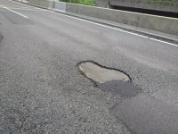 【東芝】高速道路の保全と長期稼働に貢献する路面変状検知AIを開発し、重大事故につながる危険のある路面の穴のリアルタイム検知を実証
