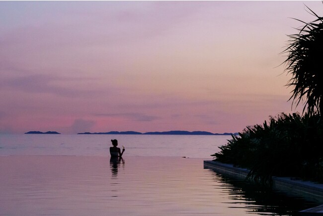 【星のや沖縄】水平線に沈む美しい夕陽を眺めながら過ごす「夕映えホットプールアペロ」開催｜期間：2023年12月1日～2024年2月29日