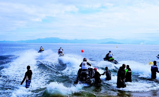 カワサキ ジェットスキー耐久レースを琵琶湖で開催