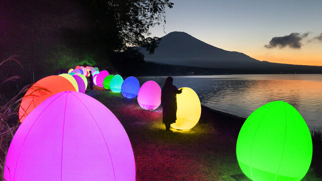 チームラボ、「チームラボ 山中湖 Walk, Walk, Walk」を期間限定で開催。10月27日(金)から11月12日(日)まで。紅葉まつりと同時開催。