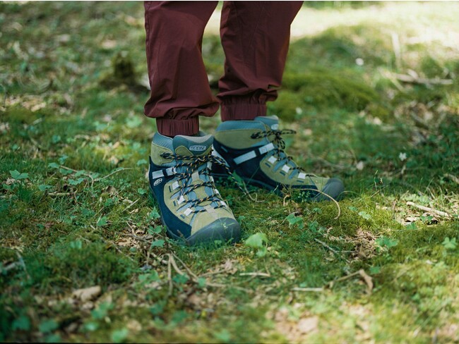 ウルトラライトハイキングのカルチャーを背景に、1つひとつの製品を自分たちの目が届く場で制作販売しているアウトドアブランド atelierBluebottleとの初めてのコラボレーション