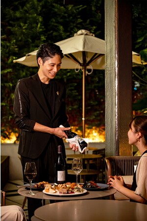 【キンプトン新宿東京】秋風が心地良いテラスで、旬のナチュラルワインをお好きなだけ楽しめるフリーフロープランが登場！