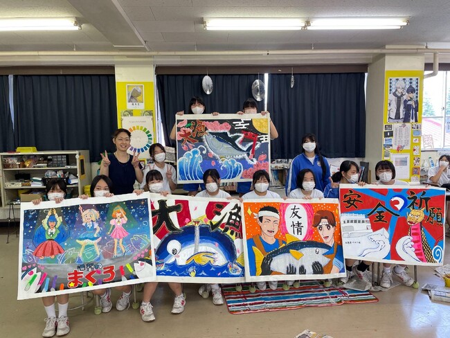 地元の誇り「ひがしもの」を学び、豊漁の願いを込めてデザイン　地元中学生から漁師さんにオリジナルの大漁旗贈呈式