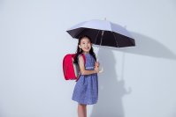 小学生の熱中症対策に、傘ブランド「a.s.s.a」の子ども用日傘が寄贈される