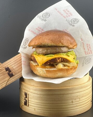 新商品発売決定！“焼売”が“ハンバーガー”に『焼売のジョー』から『焼売バーガー』『グラフォア入り焼売バーガー』が発売となります2023年９月20日(水)から2023年11月30日までの期間限定販売