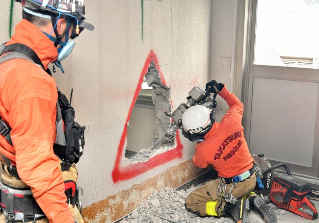 高槻市消防本部が解体予定の劇場で災害救助の実地訓練