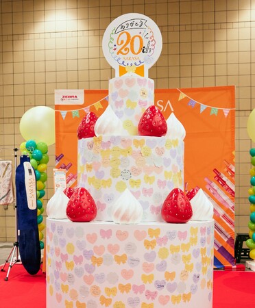 累計販売本数10億本突破の人気No.1※ジェルボールペン「サラサクリップ」発売20周年記念企画 続々展開！渋谷ではケーキ型巨大オブジェで20周年をお祝い！来場者がメッセージを記入