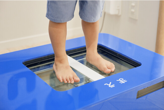 アシックスが独自に開発した子ども専用の足形計測システム「fdigi（エフデジ）」がリニューアル