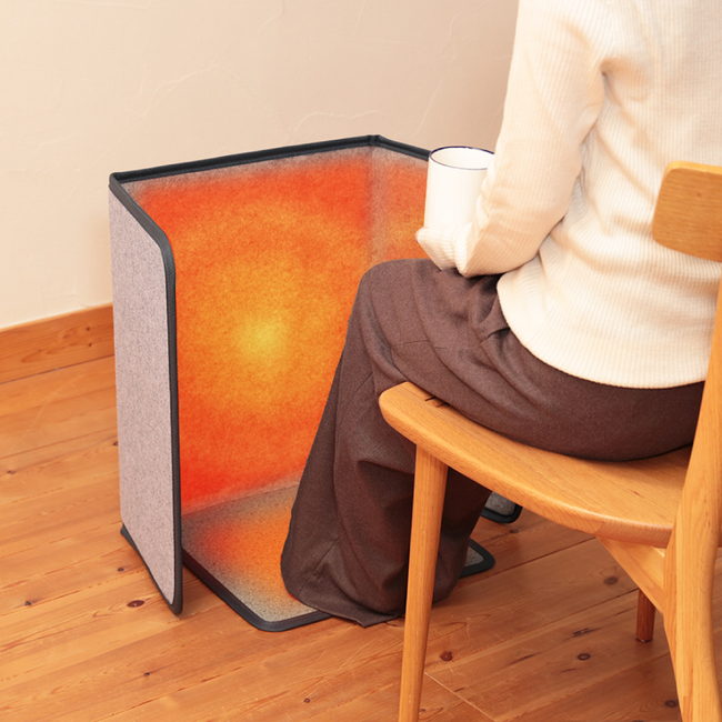 足裏まで温まれる４面ぽかぽか折り畳み式パネルヒーターを、ジェネリック家電ブランド「MAXZEN」から2023年9月下旬に発売