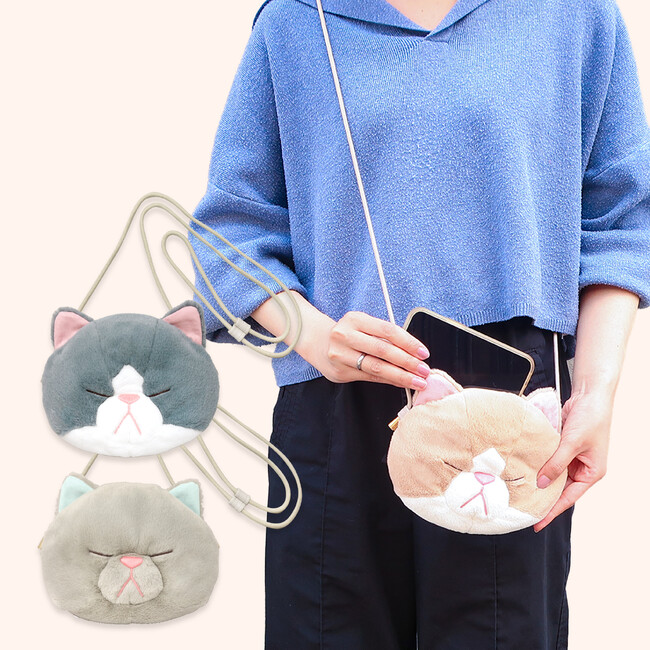 寝姿がまるで棒のような猫「ぼうみたいなねこ」より、ちょっとしたお出かけに便利なショルダーポーチが登場！