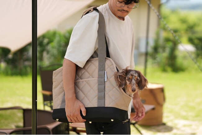 クッション性抜群で心地良さ満点!お洒落なドッグキャリーでワンちゃんとお出かけを楽しもう