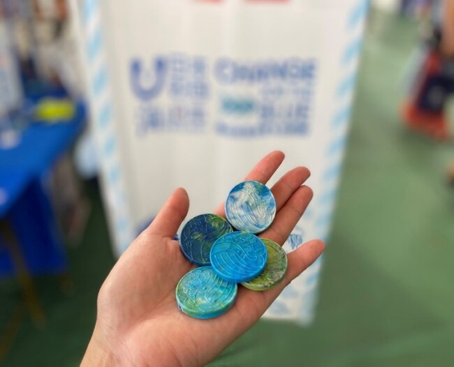 子どもたちが実感「ごみが”宝”に大変身」！サツドラFES 2023でCFBが独自ブースを出展　大好評！ペットボトルキャップから世界に一つだけの”鯨のマグネット”作成イベント