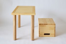 小さな机と箱椅子1