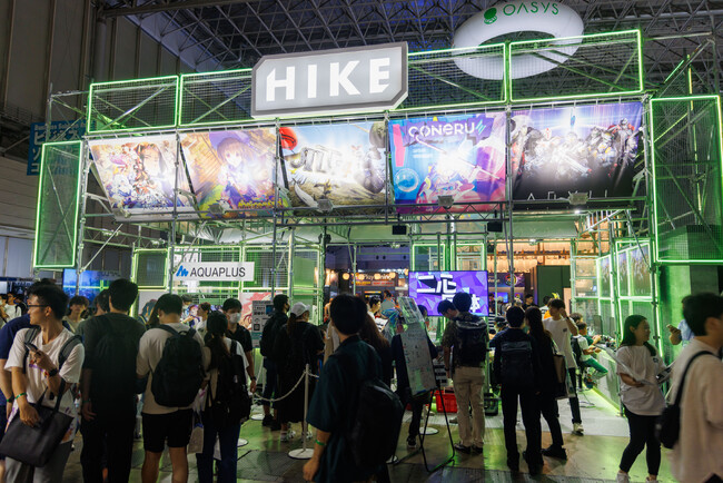 「アクアプラス新聞」5,000部が最終日序盤で配布終了。亜空間こねるの2Dプラットフォームアクション“デート”『CONERU -DIMENSION GIRL-』の試遊台などにも多くの来場者