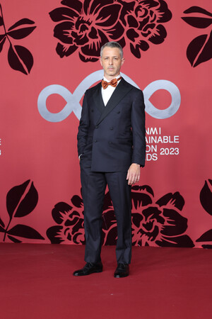 ジェレミー・ストロングがCNMIサステナブルファッションアワード2023にてロロ・ピアーナを着用