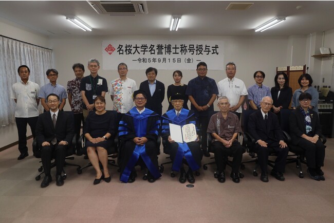 小和田 恆氏に対し名誉博士の称号を授与