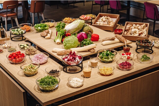 【アロフト大阪堂島】色とりどりのヘルシー野菜＆フルーツ満載！猛暑で疲れた体にエネルギーチャージを～サラダバー食べ放題がスタート～