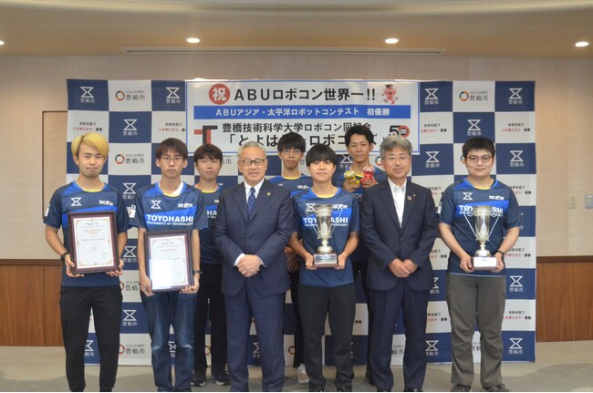 ”世界一!”豊橋技術科学大学ロボコン同好会「とよはし☆ロボコンズ」が、豊橋市長へ優勝を報告!
