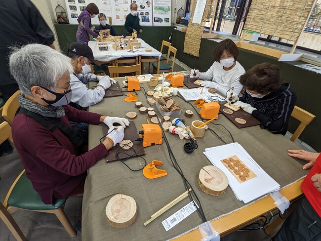 ナビトモ×東京農業大学「丸太切り体験と年輪コースター作り」と「押し花カードとしおり作り」