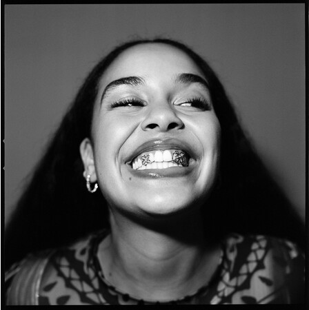 英国が誇るR&B界の至宝、ジョルジャ・スミスが解放感溢れる2nd アルバム『falling or flying』を本日リリース！！