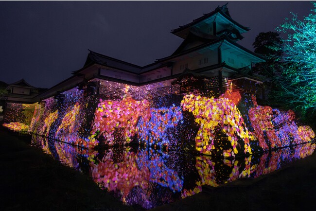 「チームラボ 金沢城 光の祭」9月30日(土)オープン。夜の金沢城の五十間長屋や石垣、木々などが、永遠に変化し続ける光のアート空間に。